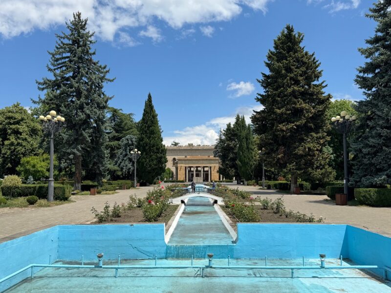 Le parc Staline de Gori, avec en arrière-plan le musée Staline