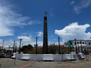 L'obélisque de la Plaza de Francia, et son coq tourné vers la France