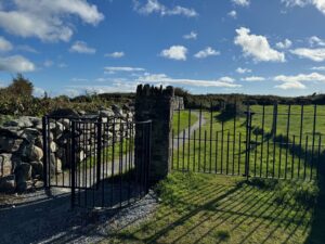 Le portail d'accès au site du cromlech de Drombeg, dans le comté de Cork (Irlande)