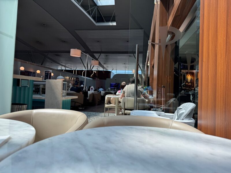 La vue depuis ma table au salon Prime Class de l'aéroport de Tbilissi (Géorgie)