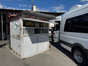 Le comptoir où payer son ticket de marchroutka pour Tbilissi, à la gare de bus de Gori