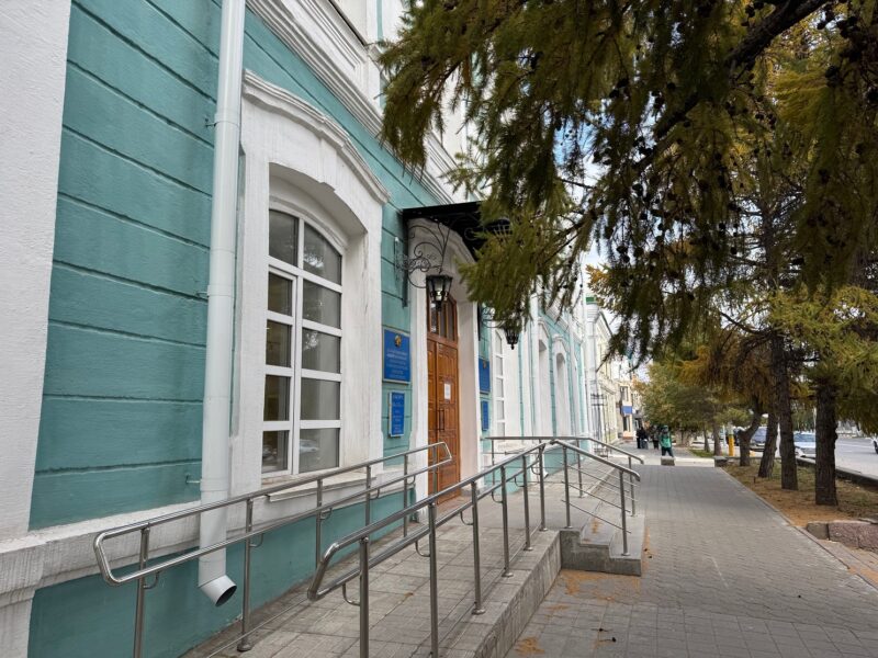 L'entrée du musée régional d'histoire et des traditions locales de Kostanaï, au Kazakhstan