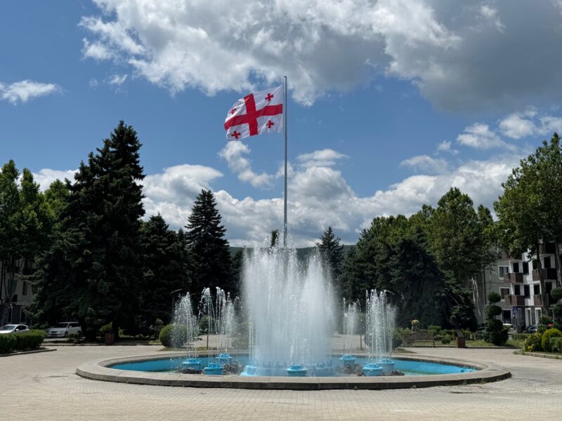 Une fontaine et le drapeau monumental de Géorgie, dans le parc Staline en face du musée éponyme à Gori