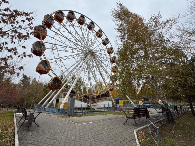 Une grande roue dans l'enceinte du parc central de Kostanaï