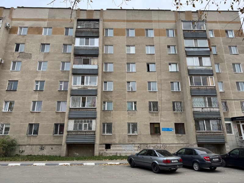 Un immeuble à Kostanaï, avec une Lada garée devant