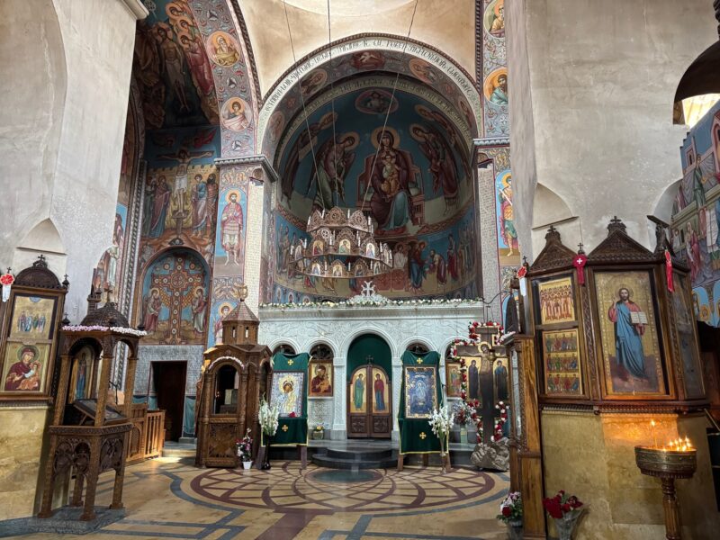 L'intérieur richement décoré de l'église de la Nativité de la Sainte-Vierge, au pied de la forteresse de Gori (Géorgie)