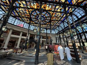 La verrière somptueuse du magasin Snan Food Hall, dans le village culturel de Katara à Doha (Qatar)