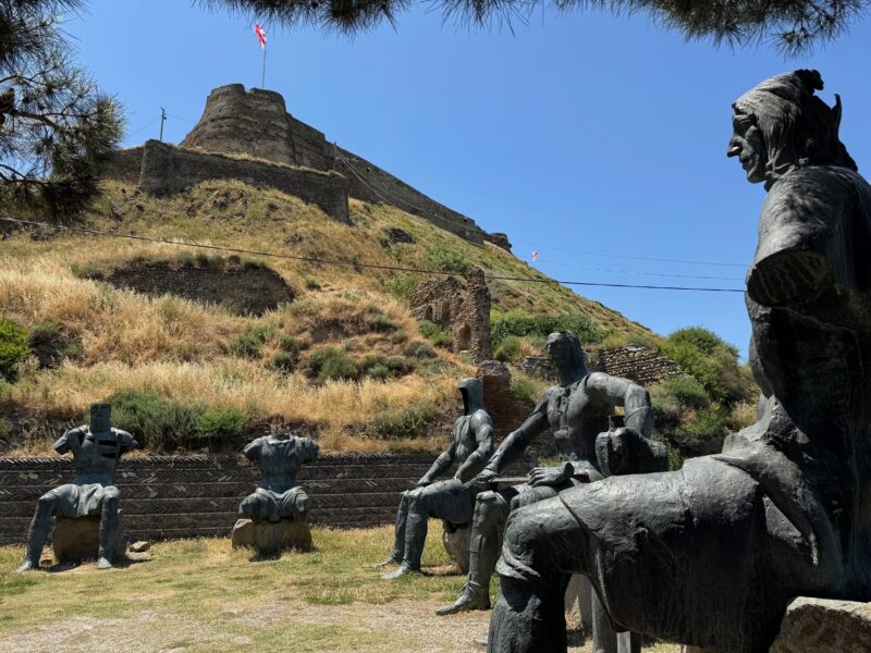 Les statues du mémorial des huit héros guerriers géorgiens, au pied de la forteresse de Gori