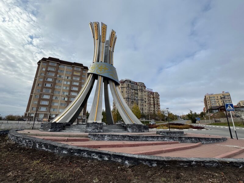 Le monument de la "stèle aux épis", près de la rivière Tibol, à Kostanaï