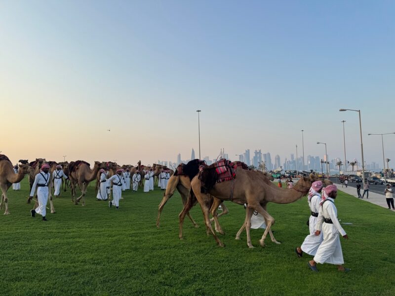 La parade des gardes princiers, devant le Palais princier de Doha, en train de revenir vers le Souq Waqif