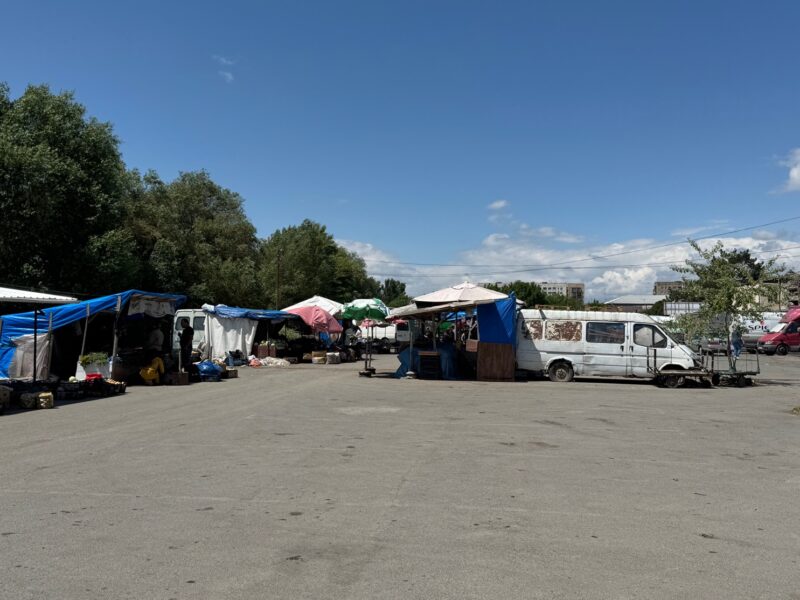 À cette heure avancée de l'après-midi, le parking derrière le bazar de Gori commence à être déserté