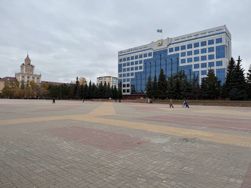 La place devant l'hôtel de ville de Kostanaï
