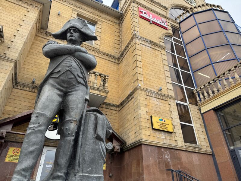 La statue de Napoléon devant le centre franco-kazakh de Kostanaï