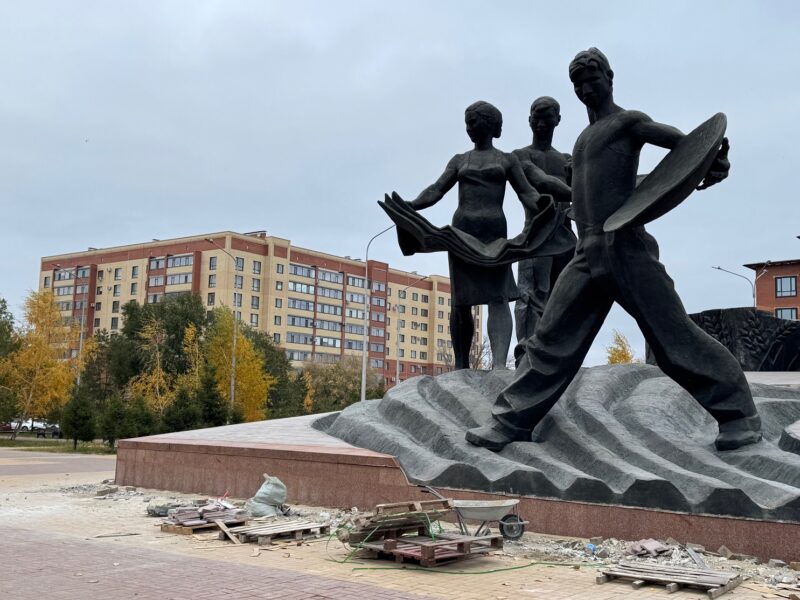 Les statues du monument des conquérants de la Terre vierge, à Kostanaï