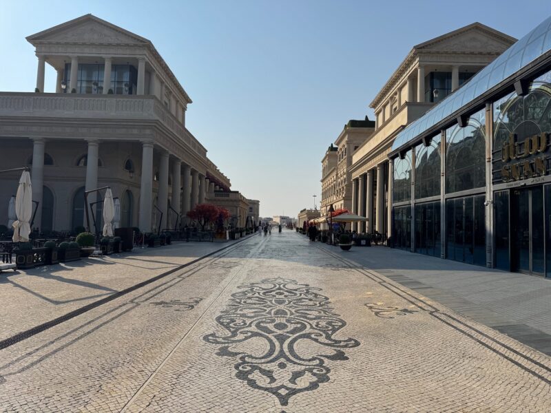 Une rue climatisée à Doha (Qatar), dans le village culturel de Katara