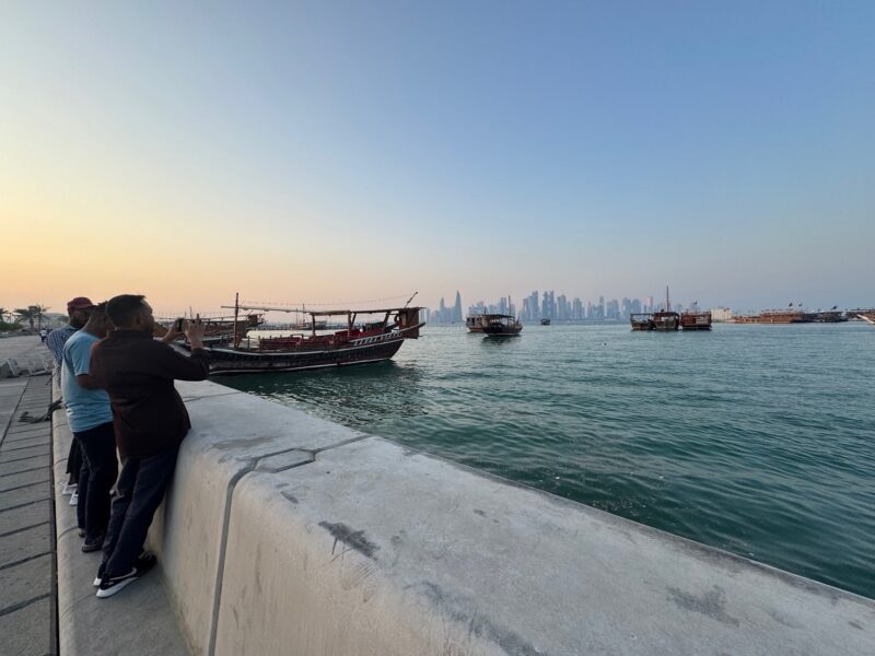 La vue depuis la Corniche de Doha, sur les bateaux traditionnels du Qatar (les Shu'i) et la skyline de West Bay en arrière-plan