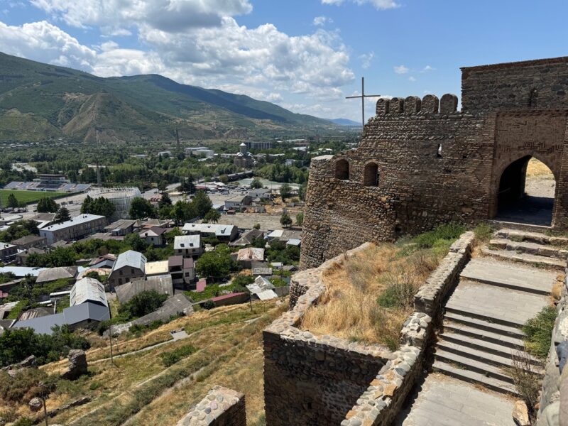 Les ruines de la forteresse de Gori domine la ville depuis les hauteurs d'un promontoire rocheux