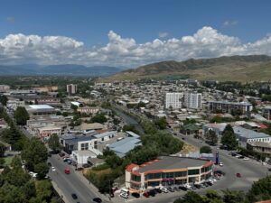 La vue vers le nord de Gori depuis les hauteurs de la forteresse de Gori (Géorgie)