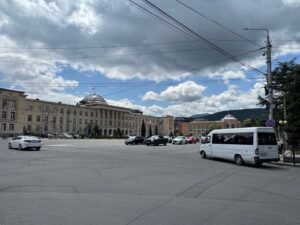 La vue sur l'hôtel de ville de Gori, près duquel me dépose la marchroutka le matin, en venant de Tbilissi