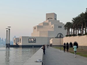 Vue sur l'architecture du musée d'art islamique de Doha (Qatar)