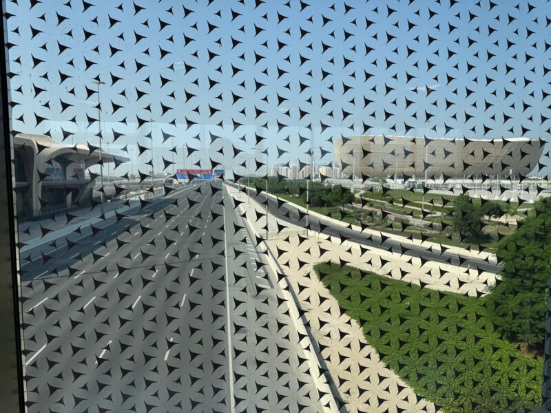 Vue sur le stade de Lusail depuis le couloir du métro de Doha
