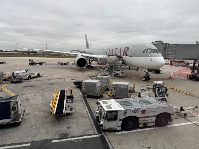 La vue sur l'Airbus A350-900 (A7-ALK) qui m'emmènera à Doha ce soir