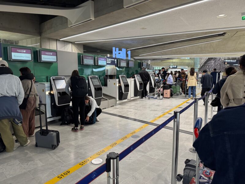 Les comptoirs d'enregistrement de la compagnie Qatar Airways, au terminal 1 de l'aéroport de Roissy-Charles-de-Gaulle