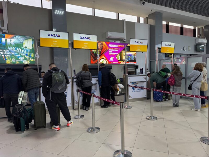 Les comptoirs d'enregistrement aux couleurs de Qazaq Air (désormais Vietjet Qazaqstan) à l'aéroport de Kostanaï (Kazakhstan)