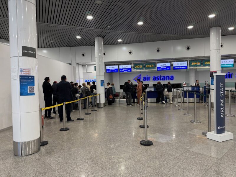 Vue sur les comptoirs d'enregistrement de Qazaq Air (désormais Vietjet Qazaqstan) au départ de l'aéroport d'Astana (Kazakhstan)