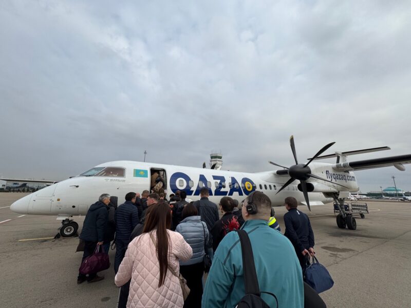 Vue sur le Dash8-Q400NG lors de l'embarquement à l'aéroport d'Astana (Kazakhstan)