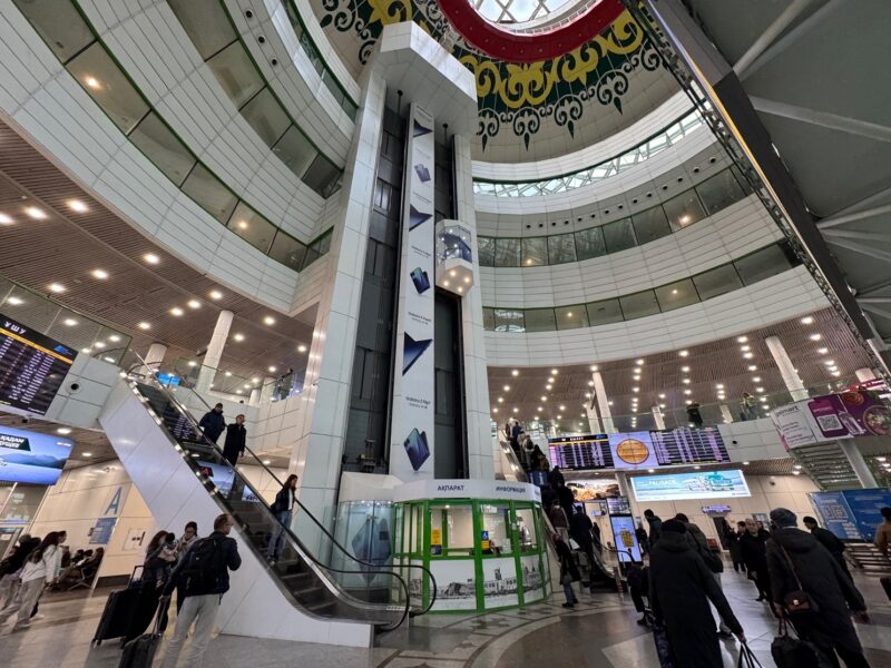 Vue sur le grand hall à l'intérieur du terminal 1 (utilisé pour les vols domestiques) de l'aéroport d'Astana (Kazakhstan)