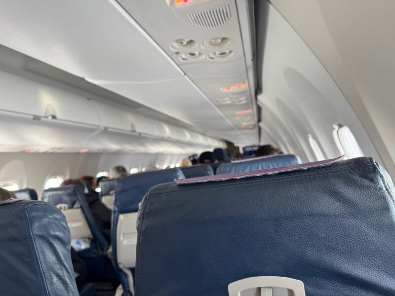 Vue sur la cabine intérieure du Dash8-Q400NG de Qazaq Air, en vol vers Kostanaï (Kazakhstan)