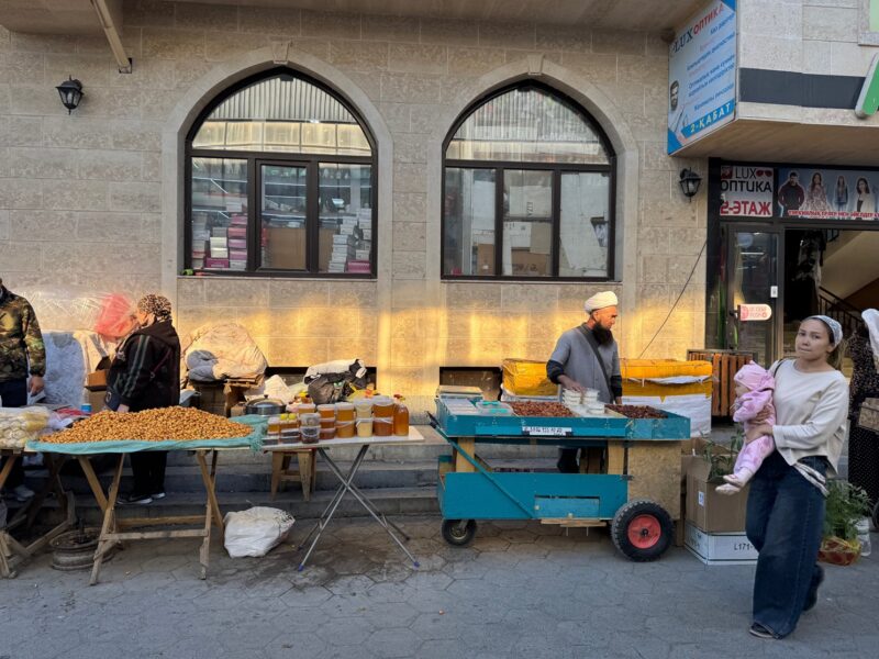 Un marchand ambulant de fruits secs et de miel, au bazar Kuanysh de Turkestan (Kazakhstan)