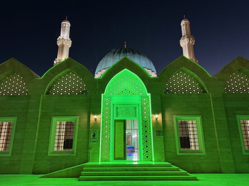 Vue sur la mosquée Ahmed Yasavi, inaugurée en 2015 à Turkestan (Kazakhstan), avec son éclairage nocturne vert