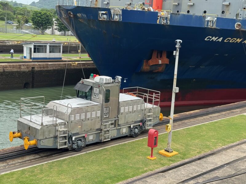 Une mule (locomotive électrique) en action pour guide un navire, lors de son passage de l'écluse de Miraflores sur le canal de Panama