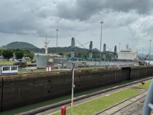 Un navire de type General Cargo Ship (le BBC Mars) passant l'écluse de Miraflores, sur le canal de Panama