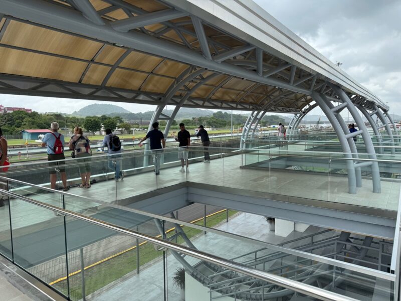 Les plateformes d'observation du Miraflores Visitor Center permettent d'admirer au plus près le franchissement des écluses par les navires