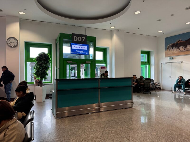 La porte d'embarquement (par bus) de mon vol IQ367 vers Kostanaï, au départ de l'aéroport d'Astana (Kazakhstan)