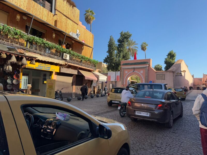 La porte d'accès au palais de la Bahia, dans la médina de Marrakech (Maroc)