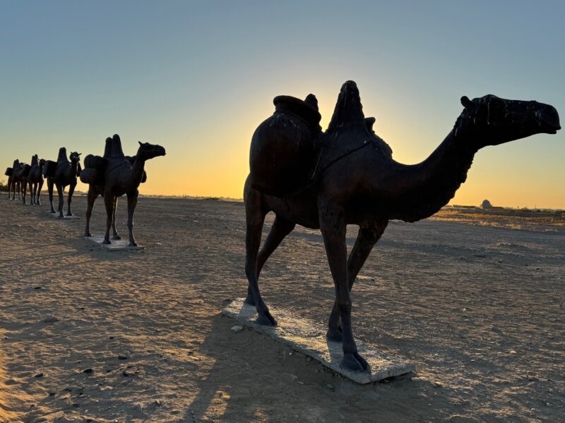 Une sculpture représentant une caravane de chameaux, tels qu'il en passait beaucoup à Turkestan à la grande époque de la Route de la soie