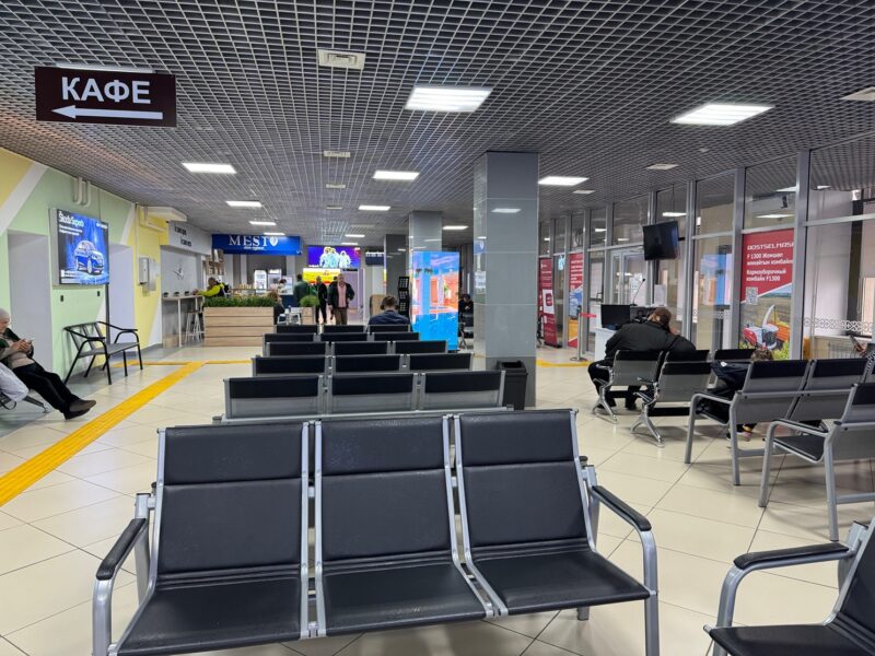 L'intérieur du terminal de l'aéroport de Kostanaï, côté piste, au Kazakhstan