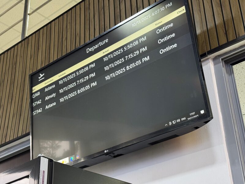 Le tableau d'affichage des vols à l'aéroport de Kostanaï (Kazakhstan)