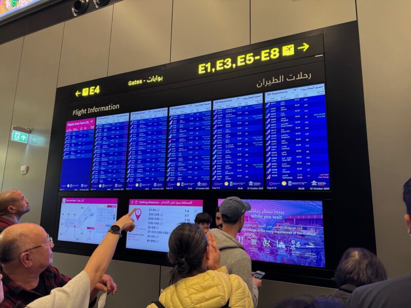 Vue sur le tableau des correspondances, à l'arrivée à l'aéroport international Hamad de Doha (Qatar)