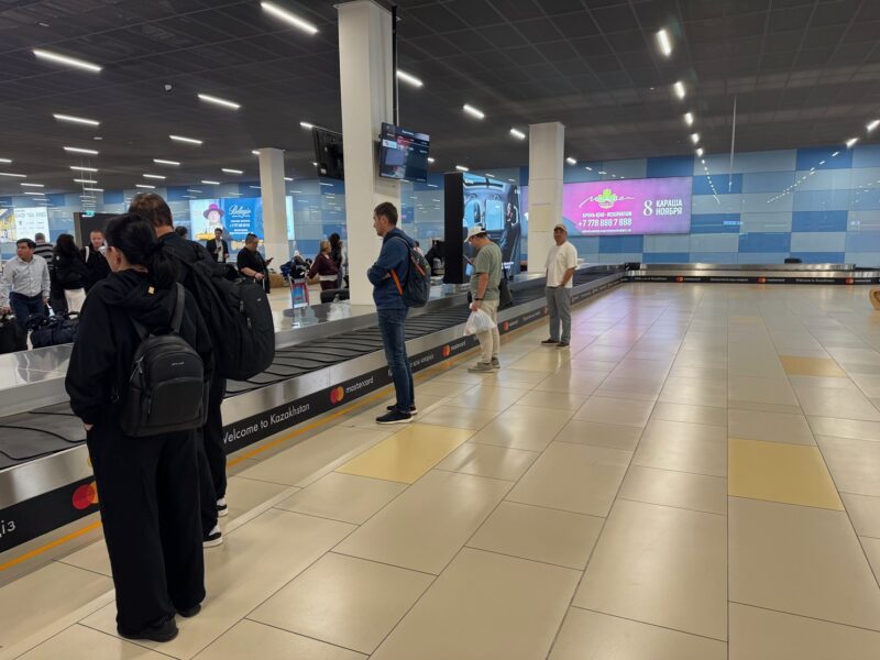 Le tapis de récupération des bagages à l'aéroport d'Almaty, à l'arrivée du vol QR391 en provenance de Doha