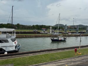 Un voilier s'apprêtant à franchir l'écluse de Miraflores, pour finir sa traversée du canal de Panama