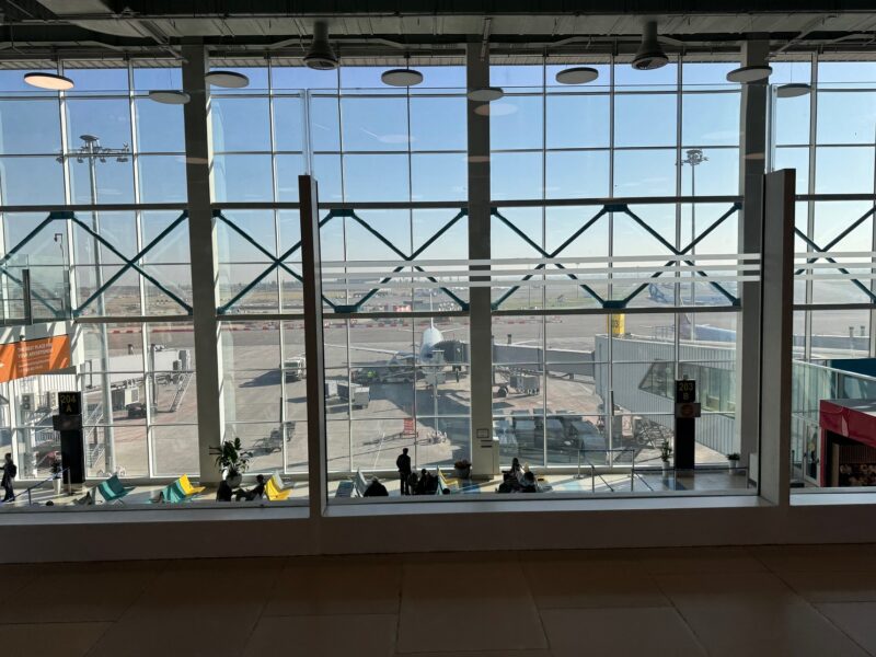 Une dernière vue sur l'Airbus A320 qui m'a transporté de Doha à Almaty, depuis le terminal de l'aéroport
