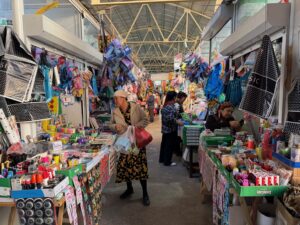 Une allée du bazar Kuanysh à Turkestan (Kazakhstan)