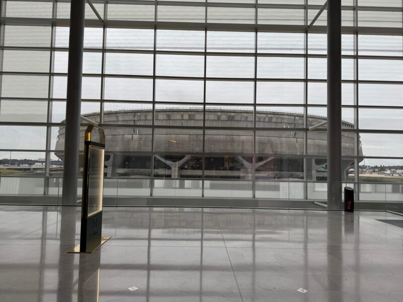 La vue sur le "Camembert", le bâtiment historique du terminal 1 de l'aéroport de Roissy