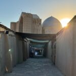 Vue sur le mausolée d'Ahmed Yasavi à Turkestan (Kazakhstan) depuis les ruelles de l'ancienne citadelle du 16e siècle