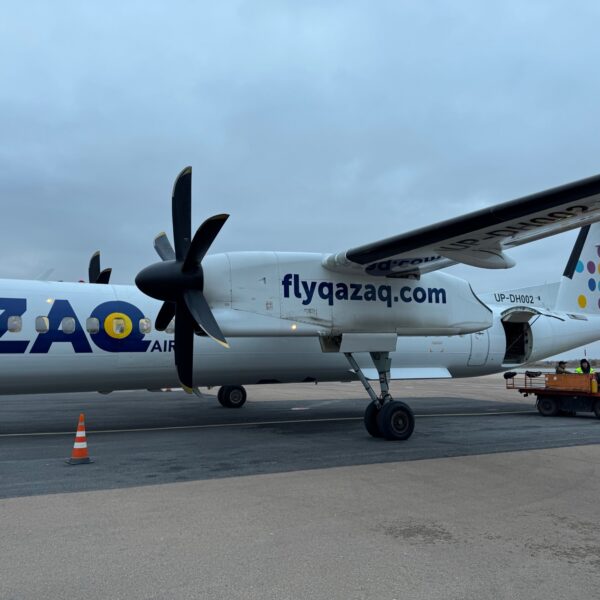 Un Dash8-Q400NG de Qazaq Air (désormais Vietjet Qazaqstan), immatriculé UP-DH002, à l'aéroport de Kostanaï (Kazakhstan)